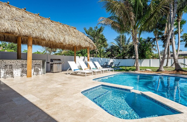 Heated Pool - FirePit - 1 Mile to Beach - Pets Ok