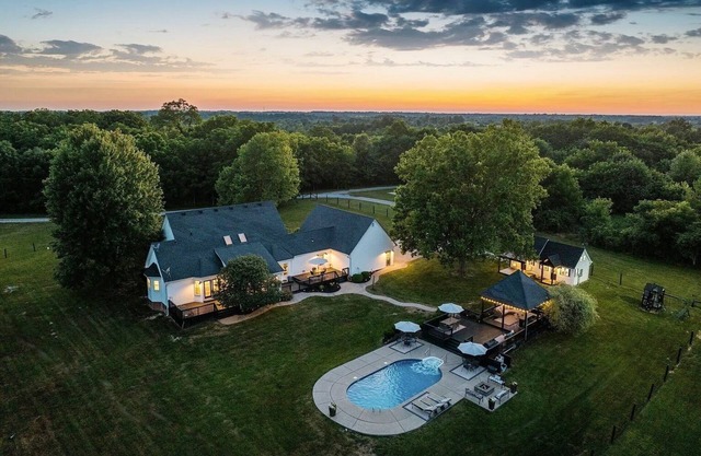 Heated Pool, Hot Tub, Game Room, EV charger, Sleeps 20