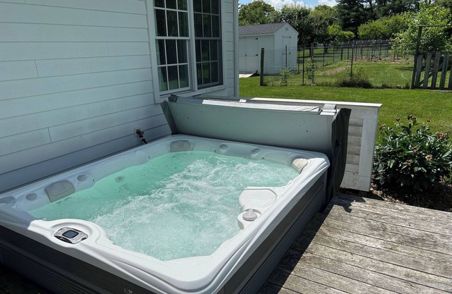 Heated Pool, Hot Tub, panoramic mountain views, near Vineyards + UVA