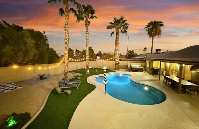 Heated Pool, Spa, Putt-Putt, Theatre & Game Room, 2 Kitchens!