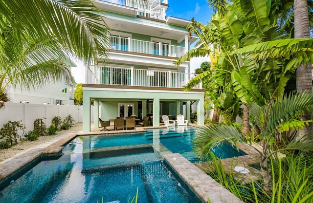 Heated Pool & Spa, Rooftop Deck for sunsets, Luxury Home for all ages!