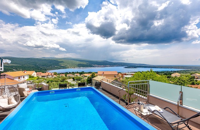 Heated roof pool with sea view, jacuzzi, sauna, fitness, children's playground, diving