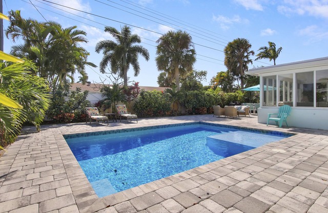 Heated salt water-pool & spa, walk to local beach, park, boat ramp, restaurants.