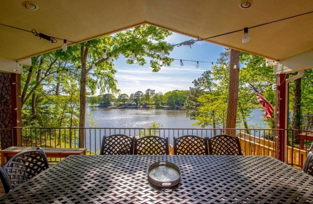 Heatherwood · Heatherwood Lodge w/Hot Tub, Pvt Dock, Game Room.