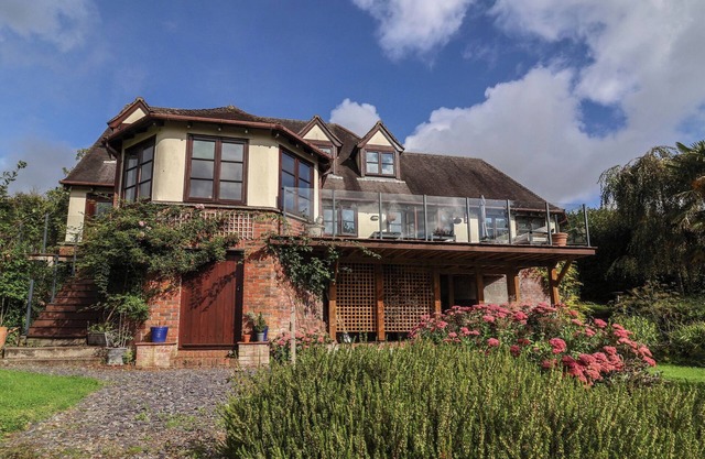 HEDGEROSE, pet friendly, character holiday cottage in Barnstaple