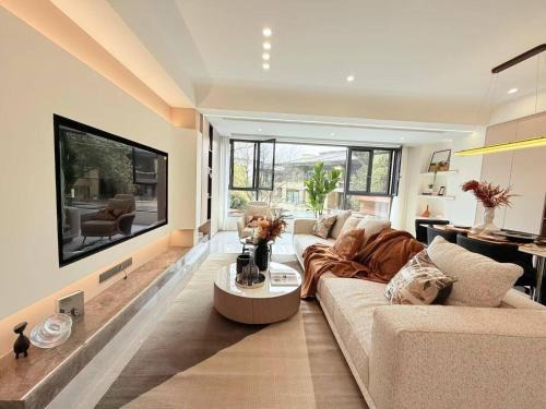 Heinemanns Vaca Apartment at Mount Emei hosted by a Couple