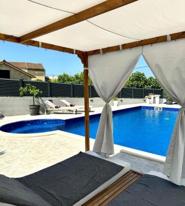 HelaMoni, New 5 Star 2 Person apartments with pool