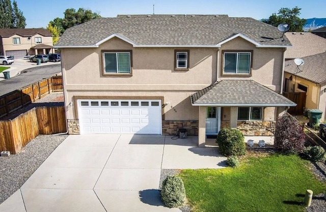 Helena House: Super Clean 4 Bed;3 Bedrooms;2.5 Bath and AC.