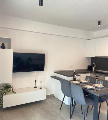 Helios Suite Lemonaki