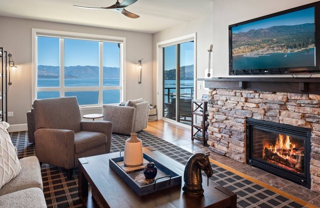 Hello Gorgeous! Luxury Waterfront condo w/heated pool, hot tub, spa