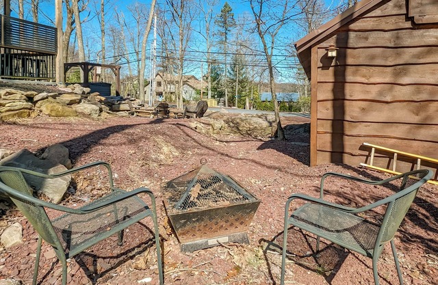 Hemlock in Harmony by AvantStay | Steps to Lake