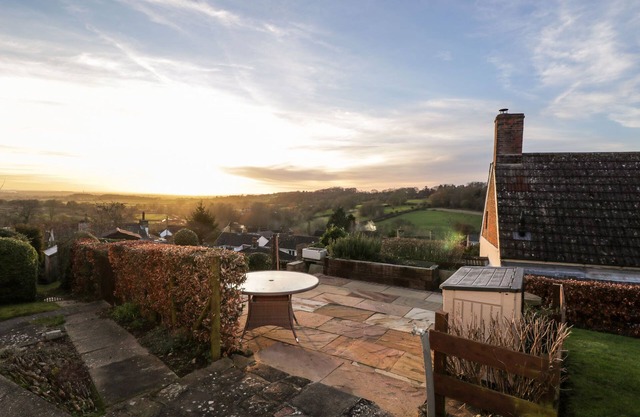 HEN'S COTTAGE, character holiday cottage in Bromham, Wiltshire