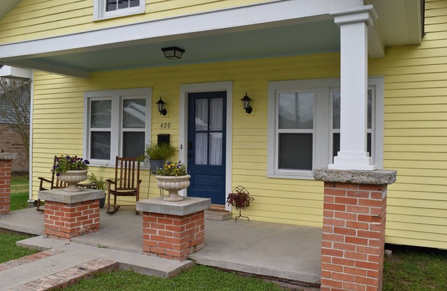 "Henrietta's Magnolia" Located 2 1/2 blocks from historic downtown Breaux Bridge