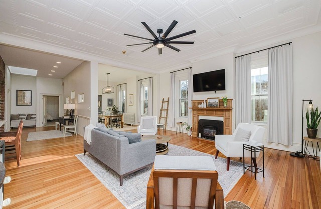 Henry’s: Downtown New Bedford, Bright & Spacious 4BR across from Whaling Museum