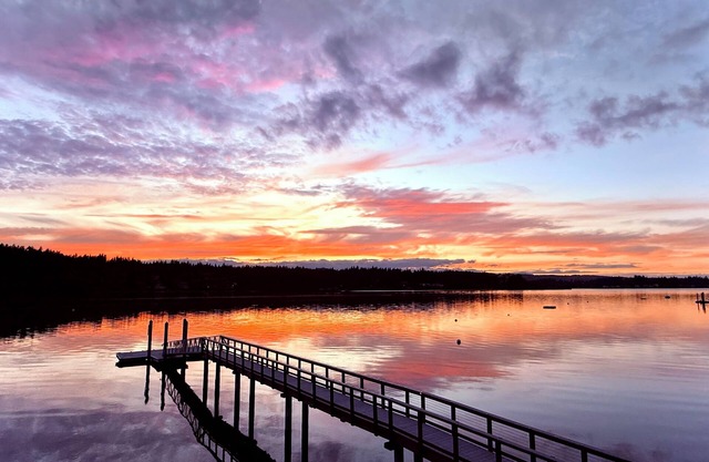 Heron Hideaway – Stylish Puget Sound Getaway with Private Beach Access