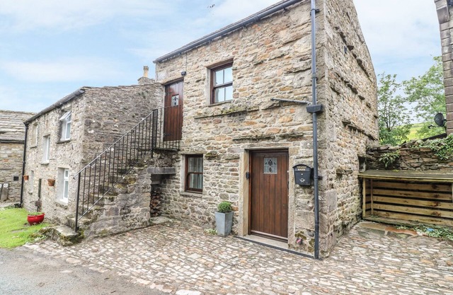 HEUGH BARN, with open fire in Muker