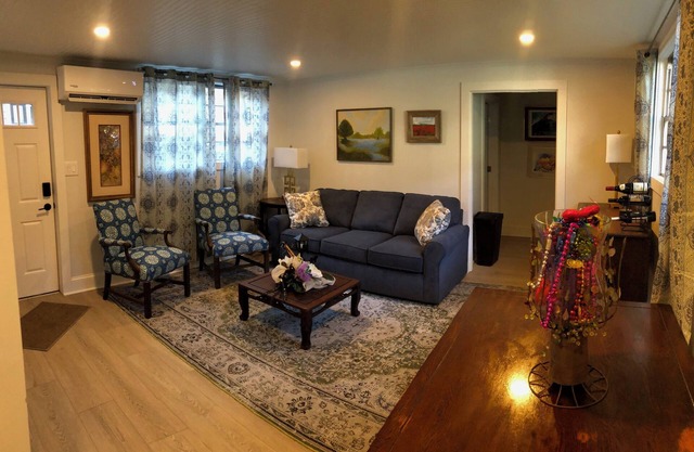 Hey foodies 1-BR apt on restaurant row. Wheelchair accessible and pets welcome!