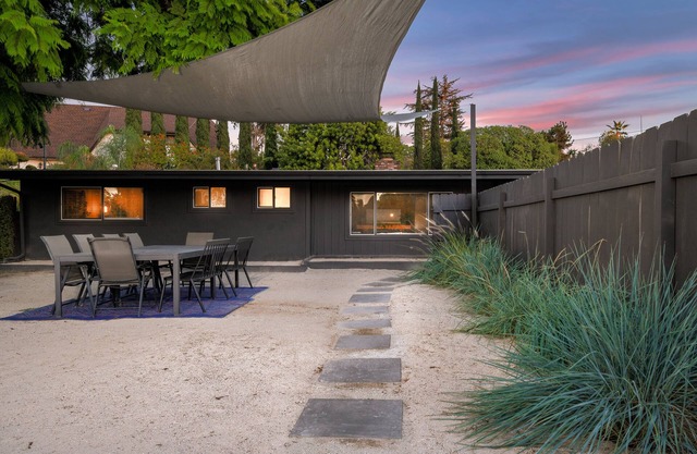 HGTV Style Coastal Retreat! Close to Legoland, Zoo, Beaches and More!