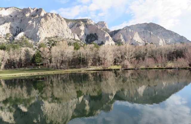 Hidden in the Pinons, 1 mile from Mt Princeton Hot Springs, great deck views!