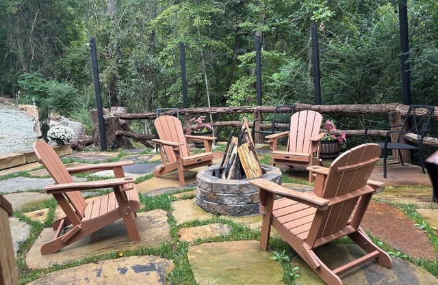 Hidden, Modern Cozy Cottage, Fire Pit, & Grill