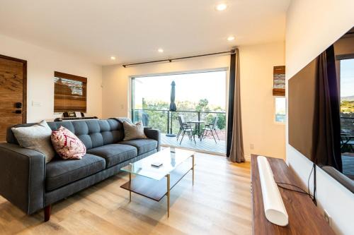 Hidden Oasis 3 bedroom 2 bathroom Home With large backyard and Views Near DTLA