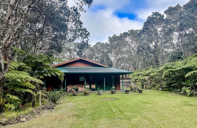 Hidden paradise with a hot tub, wood fireplace, large lanai, & jetted tub