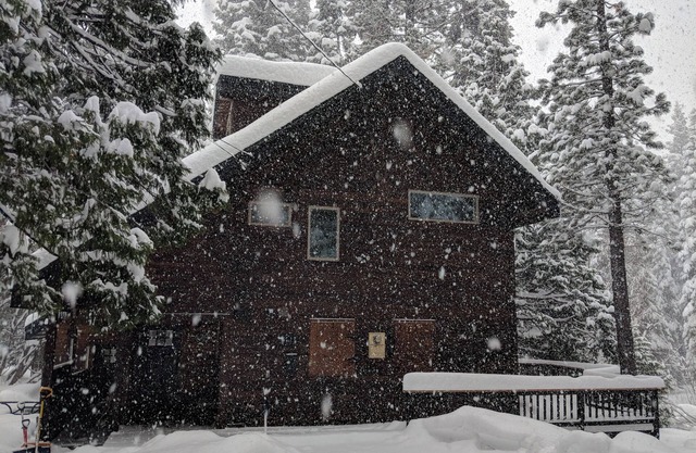 Hidden Serenity Lodge - Private setting, 10 min walk to Lake Tahoe