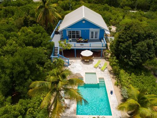 Hideaway Villa 2 Minute walk to Gracebay beach