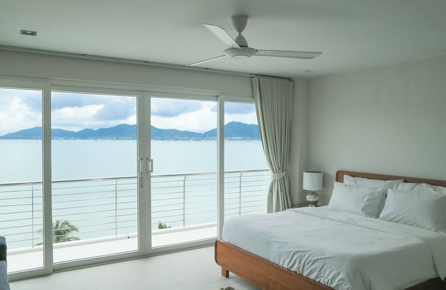 High-end Luxury Beachfront Penthouse with Pool & Seaview