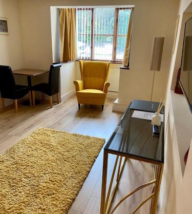 High Hedges Apartment A