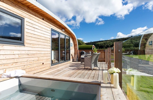 HIGH LONGLANDS, romantic, with hot tub in Cartmel