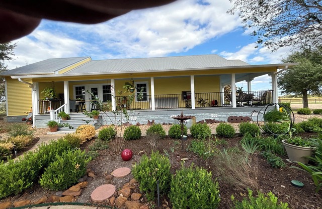 High Point 1912 Charming Farmhouse in Red Rock on six acres with 2 zone AC, WiFi