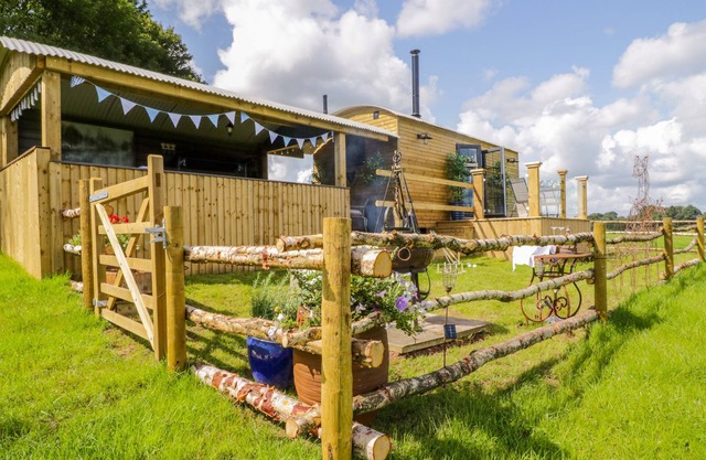 HIGH RIGG SHEPHERD'S RETREAT, pet friendly in Brampton, Cumbria