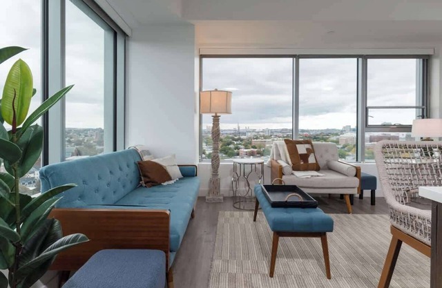 High Rise 3 BR Retreat w City Skyline Views, Shared Gym