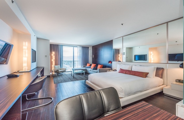 High Rise Condo- Few minutes from the strip!