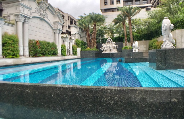 High-rise duplex condo 4BR 2Baths, free Pool, Gym, conference room, and more