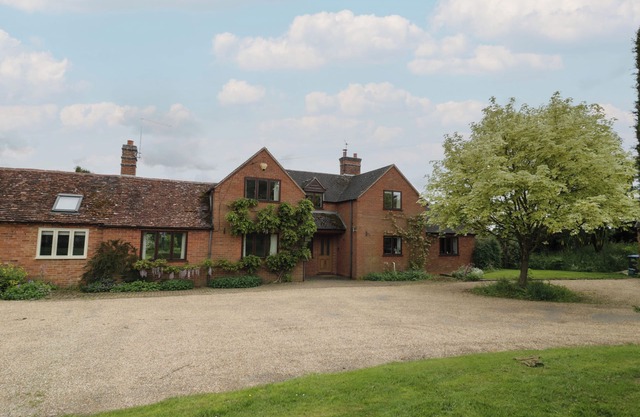 HIGHCROFT, pet friendly, with open fire in Stratford-Upon-Avon