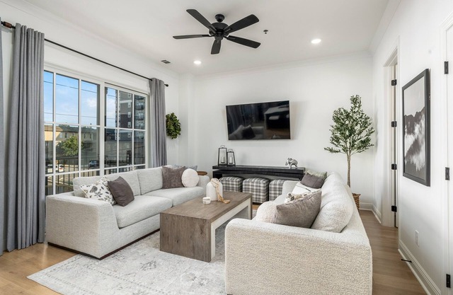 Highend Stadium View Home, Pool & Game Room Garage