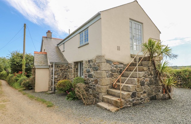HIGHER ROSKORWELL COTTAGE, pet friendly, with open fire in St Keverne