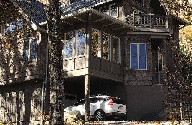 Highlands home close to town on Rhododendron Trail