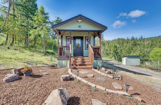 Hiking Trail On-Site: Mtn-View Eagle Point Retreat