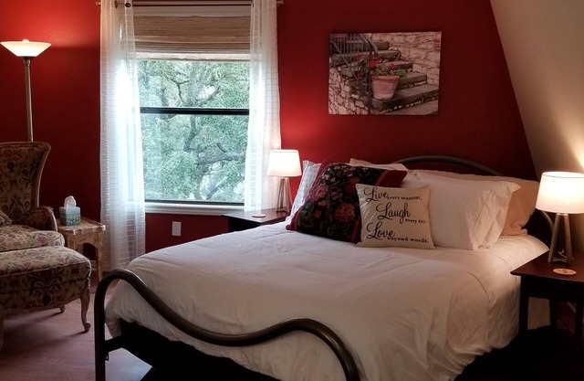 Hill Top Views! - Guest Barn with 3 beds in beautiful Dripping Springs