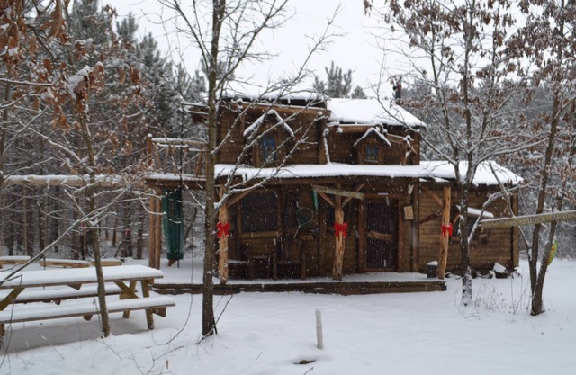 Hillbilly Hilt'n Cabin Tucked in the woods! - Close to the Dells! Sleeps 7