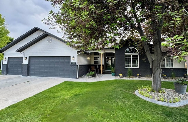 Hillcrest House. Central Location with outdoor Oasis and Hot Tub