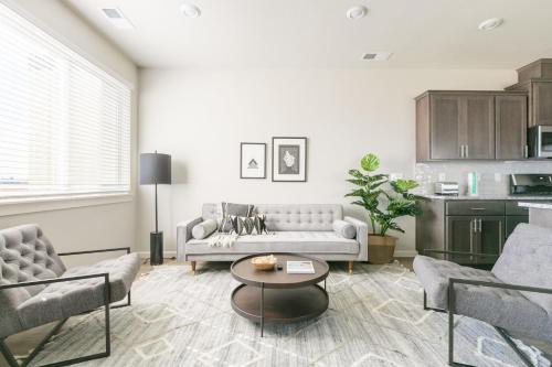 Hillsboro 2br close to park restaurants PDX-8