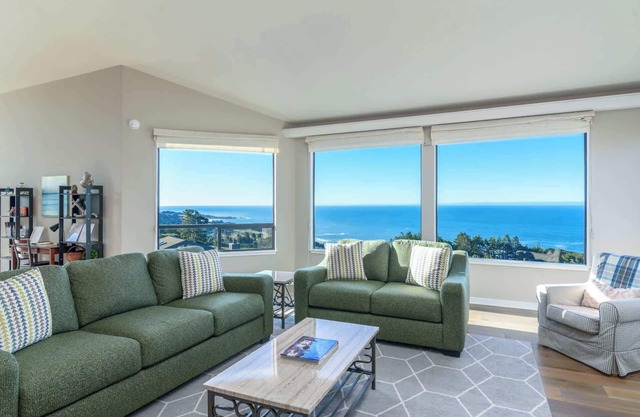 Hillside Family Home for 10 With Panoramic Ocean Views!