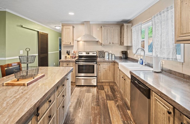 Hillside Gem w/Hot Tub! Sleeps 10. Huge, Family/Dog-Friendly, and Close to DT!