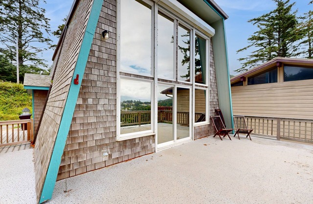 Hillside retreat with 2 decks & ocean views - half mile to beach