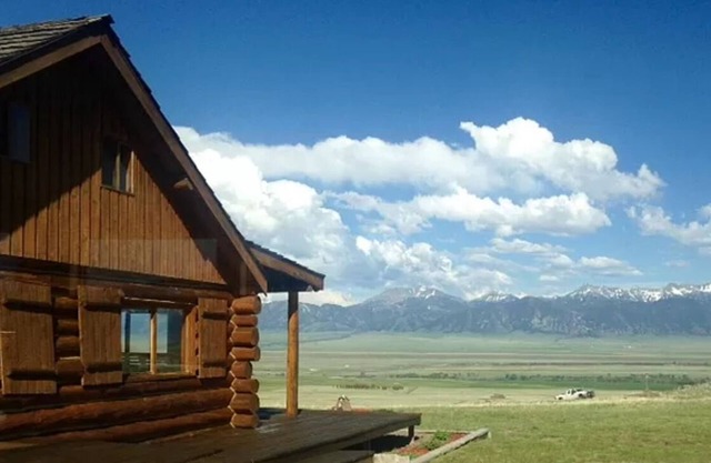 Hilltop Haven! Views and Privacy!