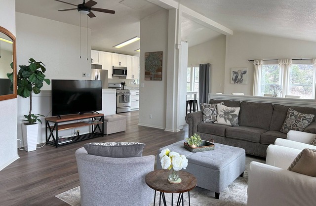 Hilltop Hideaway – Private Retreat - Mtn Views